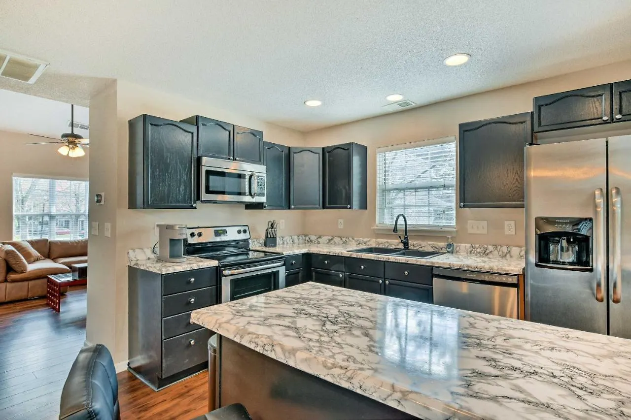 Chic Charlotte Townhome With Community Pool Holiday home