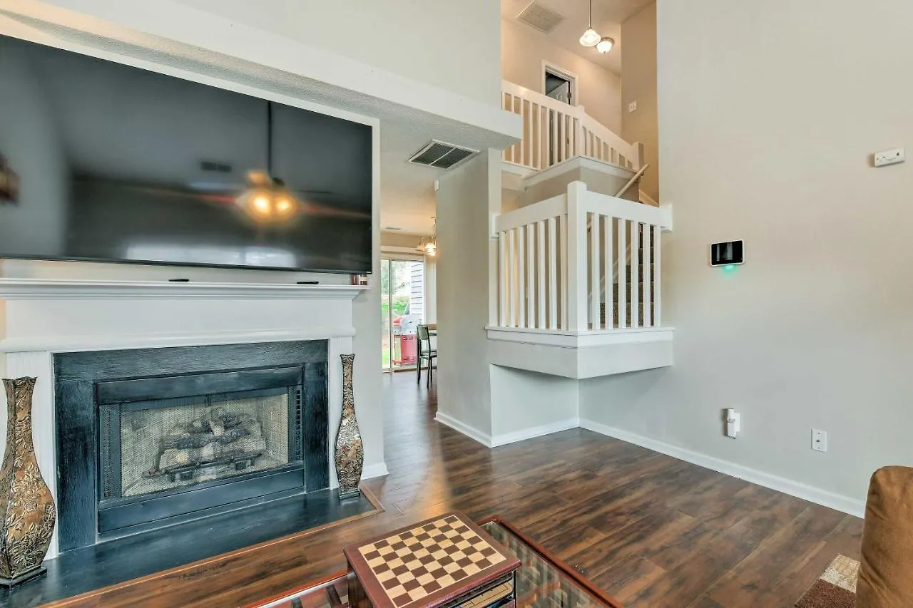 Chic Charlotte Townhome With Community Pool